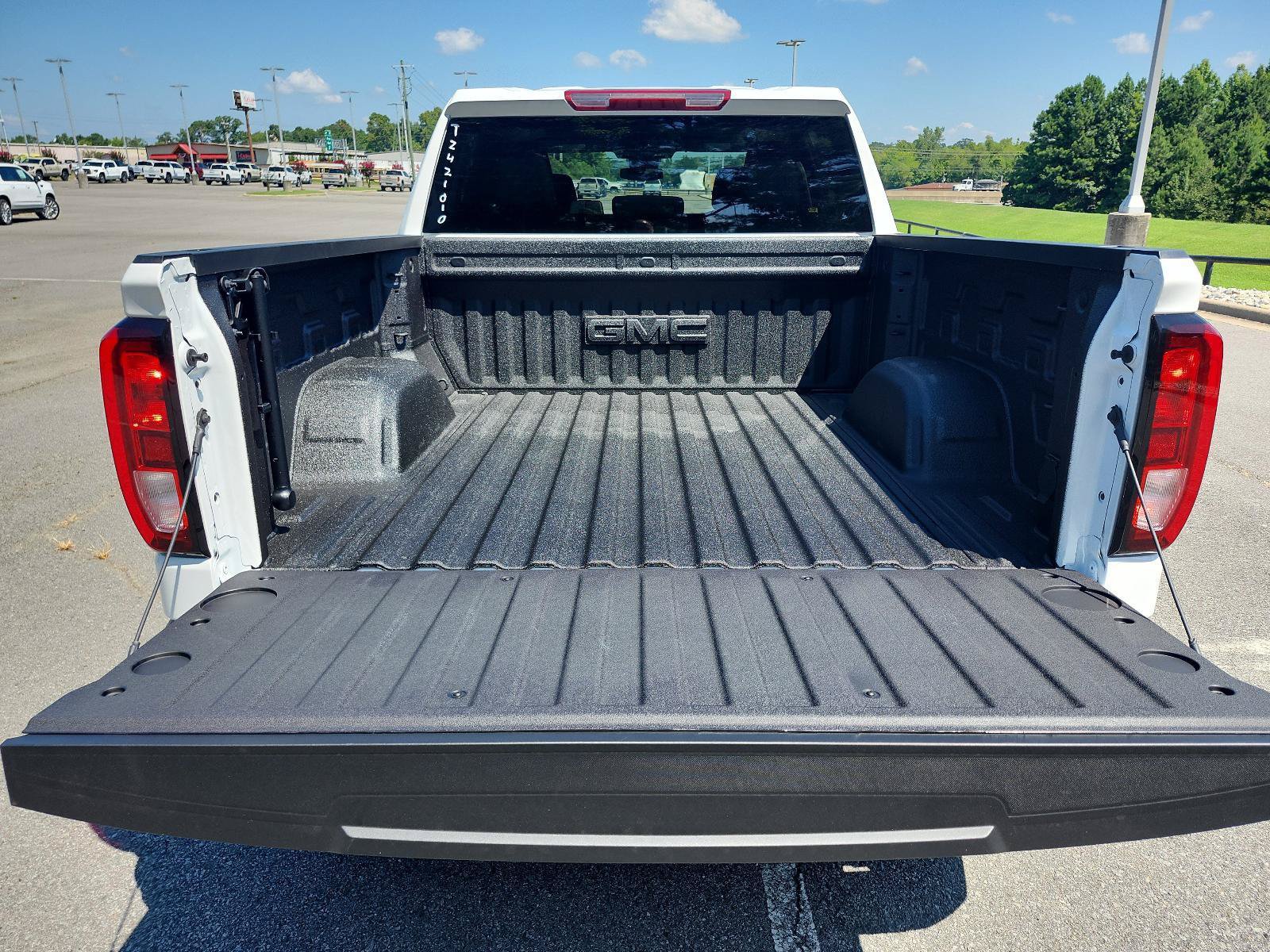 New 2026 GMC Sierra 1500 SLE AWD/4WD image 9