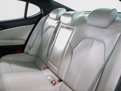 Used 2025 Genesis G70 2.5T AWD/4WD image 25