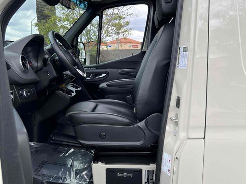 Used 2025 Mercedes-Benz Sprinter 2500 image 39
