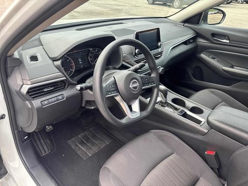 Used 2025 Nissan Altima 2.5 SV FWD image 11