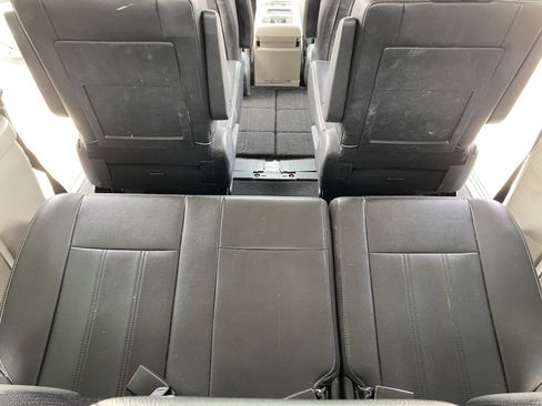 Used 2015 Chrysler Town & Country Touring image 18