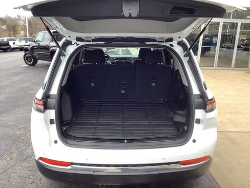 Certified 2023 Jeep Grand Cherokee Laredo w/ Trailer Tow Prep Group (B) image 6