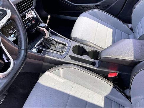 Used 2025 Volkswagen Jetta SE FWD image 17