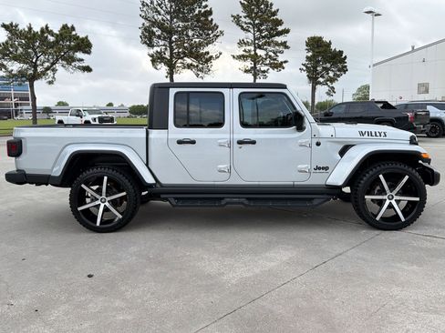 Used 2023 Jeep Gladiator Willys image 7