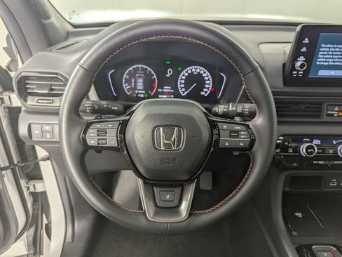 Used 2025 Honda Pilot TrailSport image 13