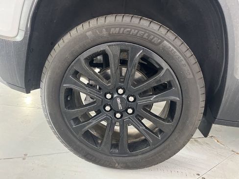 Used 2023 GMC Acadia SLT w/ Elevation Edition FWD image 17