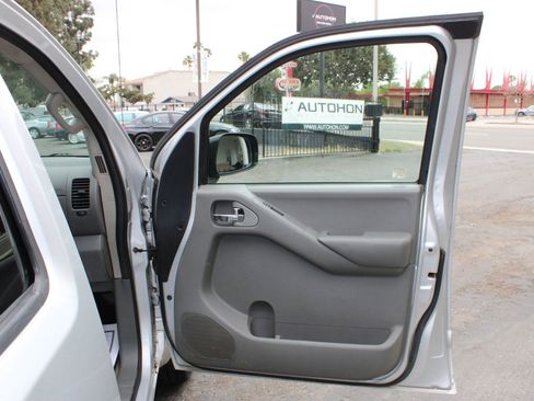 Used 2014 Nissan Frontier SV image 12