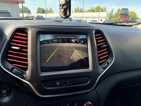 Used 2019 Jeep Cherokee Trailhawk AWD/4WD image 7
