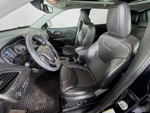 Used 2019 Jeep Cherokee Latitude Plus w/ Comfort/Convenience Group AWD/4WD image 11