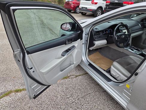 Used 2014 Toyota Camry XLE w/ Leather Package FWD image 11