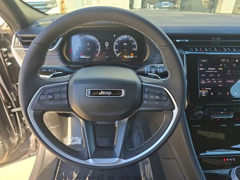 New 2025 Jeep Grand Cherokee Laredo w/ Luxury Tech Group I AWD/4WD image 17
