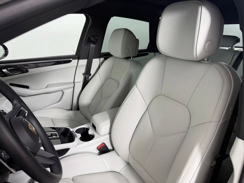 Certified 2026 Porsche Macan AWD/4WD image 5
