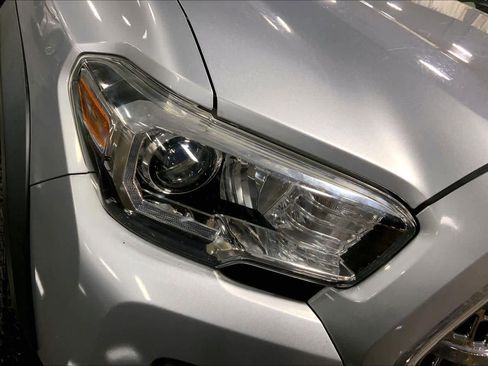 Certified 2017 Toyota Tacoma TRD Off-Road w/ Premium & Technology Package AWD/4WD image 28