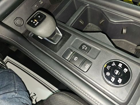 Used 2023 Nissan Pathfinder S image 41