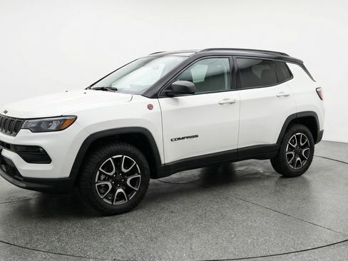 Used 2025 Jeep Compass Trailhawk image 3