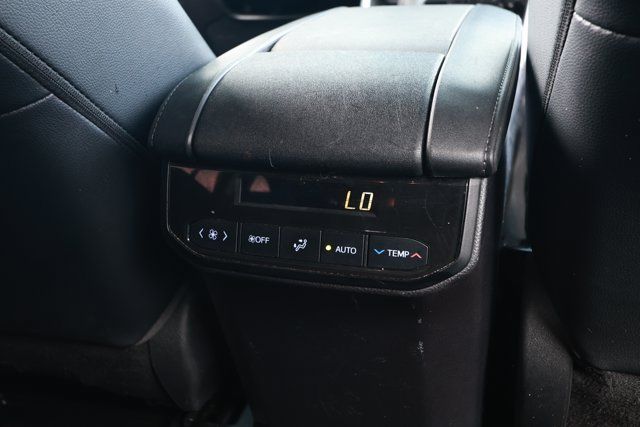 Used 2020 Toyota Highlander XLE AWD/4WD image 32