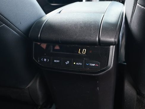 Used 2020 Toyota Highlander XLE AWD/4WD image 32