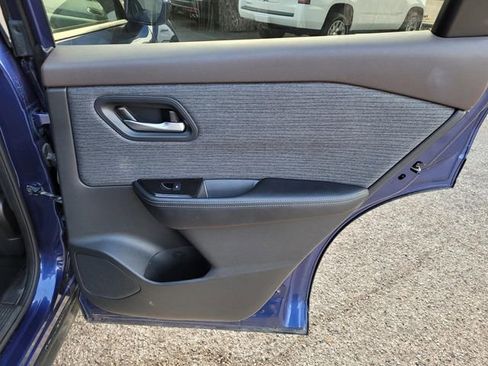 Used 2023 Nissan Rogue SV image 10