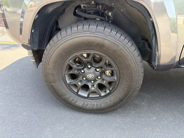Used 2021 Toyota Tacoma SR5 RWD image 9
