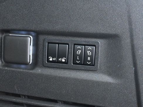 Used 2021 Chevrolet Suburban LT w/ LT Signature Package image 25