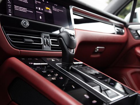 Certified 2024 Porsche Macan S AWD/4WD image 26