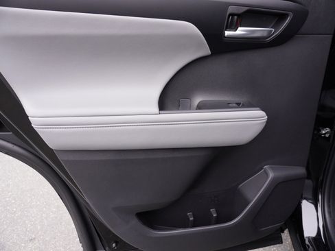 New 2026 Toyota Highlander XLE image 14
