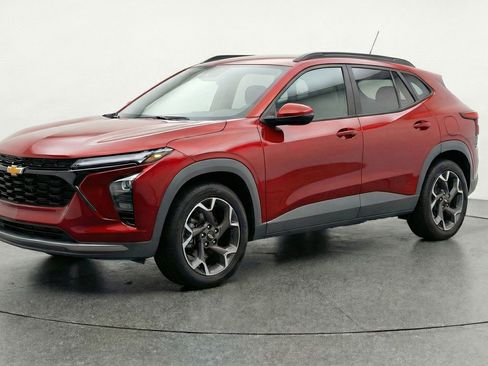 Used 2025 Chevrolet Trax LT w/ LT Convenience Package image 3