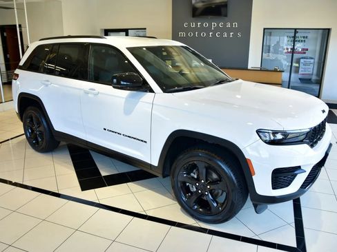Used 2023 Jeep Grand Cherokee Altitude AWD/4WD image 7