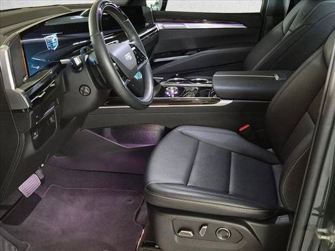 Used 2025 Cadillac Escalade Luxury RWD image 12