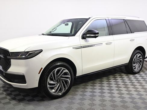 New 2025 Lincoln Navigator Reserve image 2