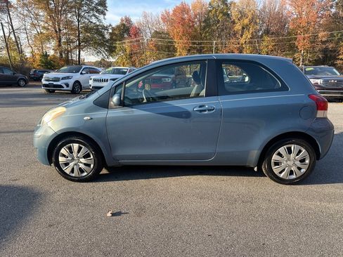 Used 2010 Toyota Yaris 2-Door Hatchback image 3