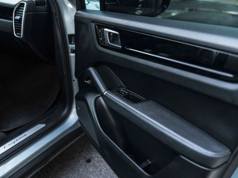 Used 2020 Porsche Cayenne image 41