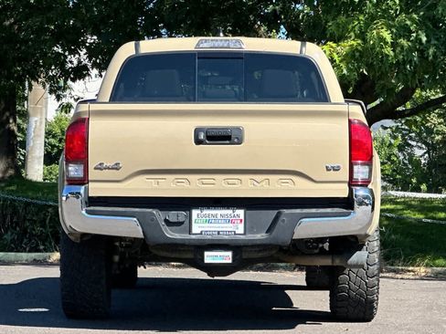 Used 2020 Toyota Tacoma SR5 AWD/4WD image 7