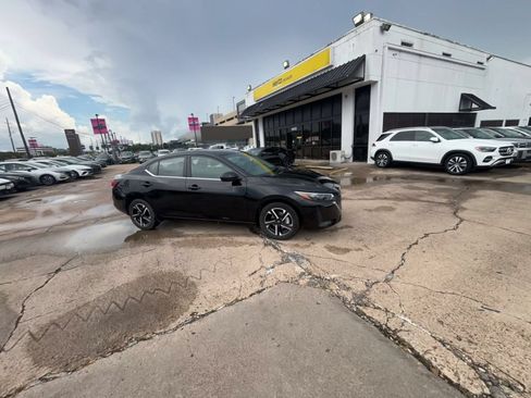 Used 2025 Nissan Sentra SV FWD image 2