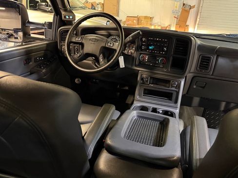 Used 2006 Chevrolet Silverado 2500 LT w/ Heavy-Duty Power Package AWD/4WD image 14