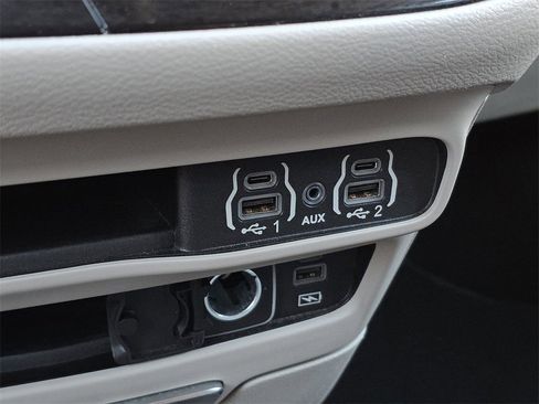 Used 2022 Chrysler Pacifica Touring-L image 23