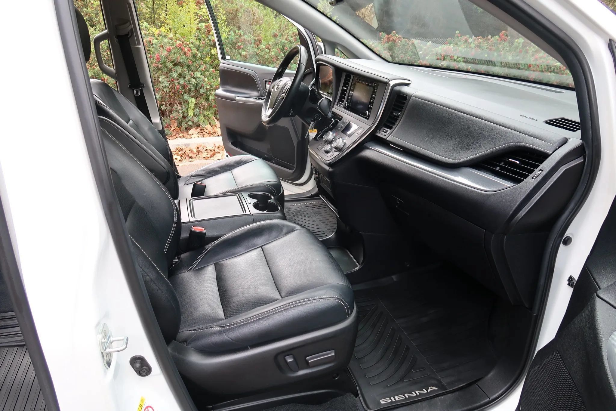 Used 2018 Toyota Sienna SE w/ Carpet Mat Package FWD image 22