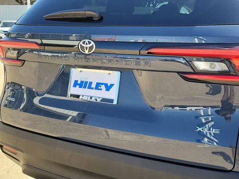 Used 2025 Toyota Grand Highlander AWD image 31