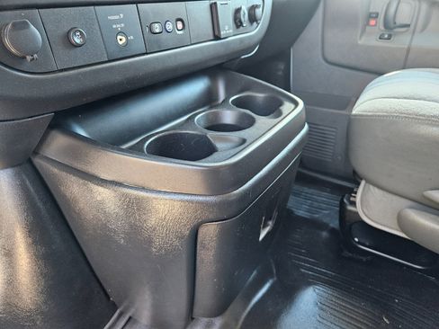 Used 2017 Chevrolet Express 3500 Extended image 12