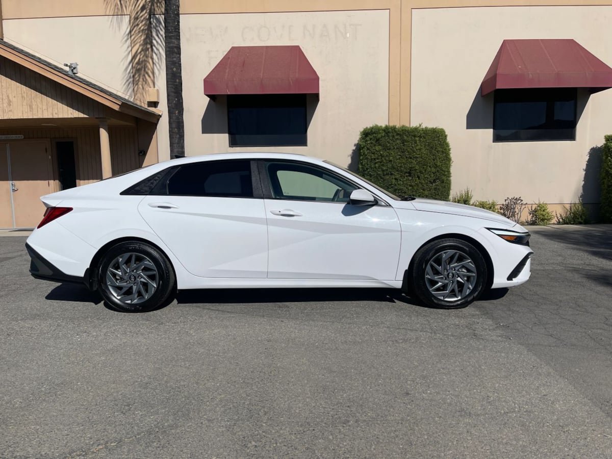 Used 2024 Hyundai Elantra Blue FWD image 4