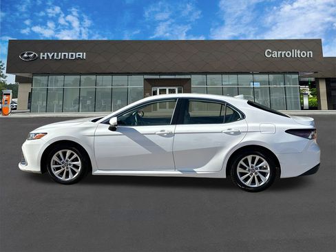 Used 2023 Toyota Camry LE image 5