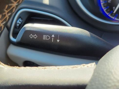 Used 2024 Chrysler Pacifica Touring-L FWD image 16