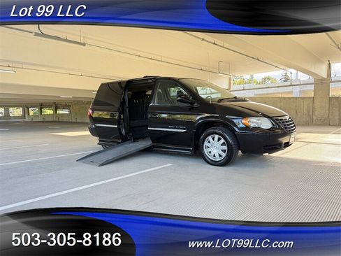 Used 2006 Chrysler Town & Country Touring w/ Trailer Tow Prep Group FWD image 2