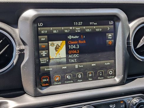 Used 2022 Jeep Wrangler Unlimited Sahara AWD/4WD image 19