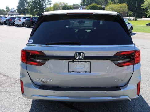 Used 2025 Honda Odyssey Elite image 4