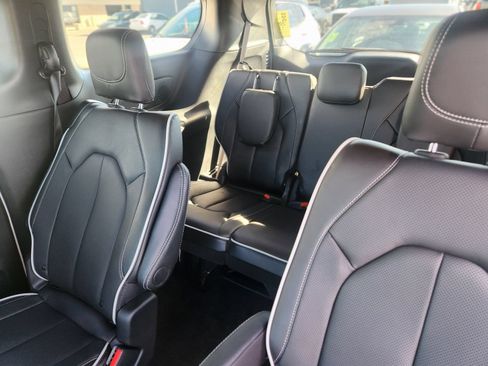 Used 2027 Chrysler Pacifica Limited FWD image 10
