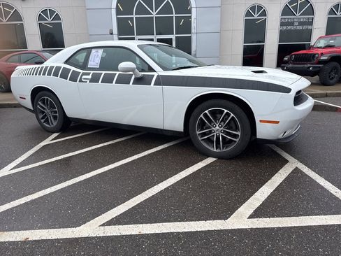 Used 2019 Dodge Challenger SXT image 2