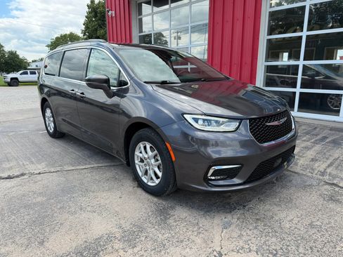 Used 2022 Chrysler Pacifica Touring-L FWD image 2