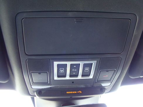 Used 2020 Land Rover Discovery Landmark image 37