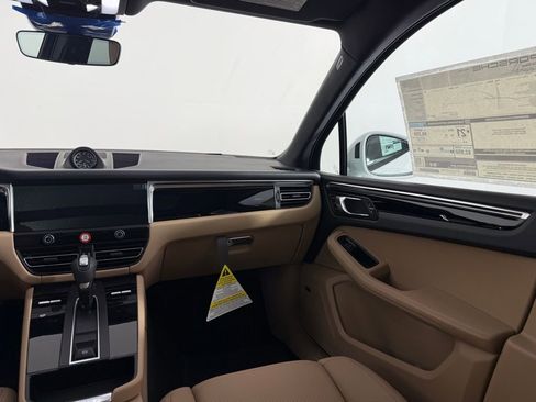 Certified 2026 Porsche Macan AWD/4WD image 18